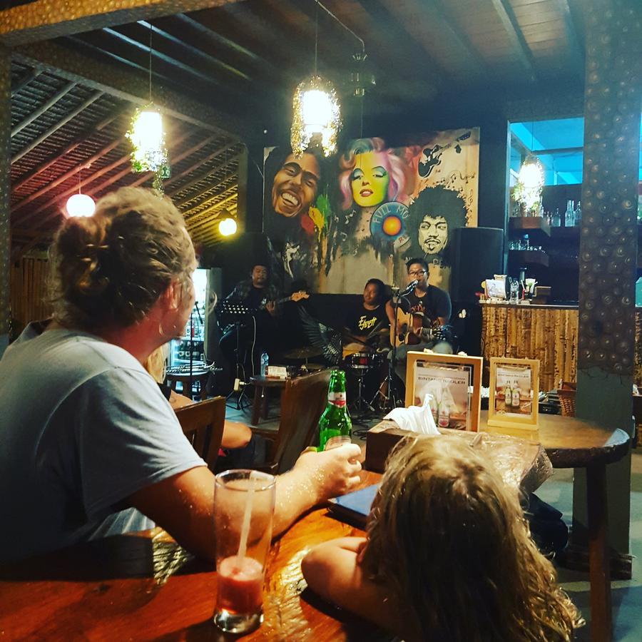 نوسا بينيدا Full Moon Hostel المظهر الخارجي الصورة